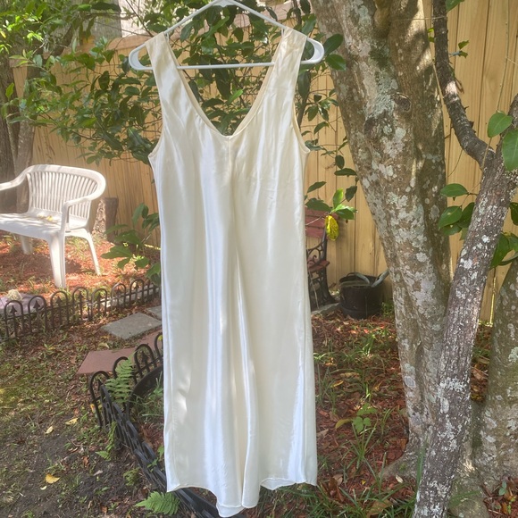 ❗️Vintage❗️White Satin Gown - Picture 2 of 6